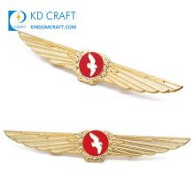 Fabricante en china, logotipo personalizado de metal grabado en relieve, alas de esmalte en forma de insignias de aerolínea chapadas en oro para la venta
